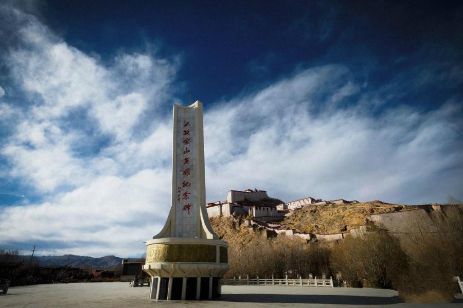 Photo shows the Monument to the Heroes in front of Tibet’s Gyantse Dzong. [Photo/Xinhua] Gyantse Dzong, located in Gyantse County of Shigatse of southwest China’s Tibet Autonomous Region, is the national cultural relic protection site and the national patriotic education base. With the history of resistance against the British colonial army, Gyantse is known for the “Hero City”. Mt. Dzongri at an altitude of 4,187 meters is in the middle of Gyantse. Gyantse boasts special geographic location and convenient traffic, playing an important role in Tibet’s history.