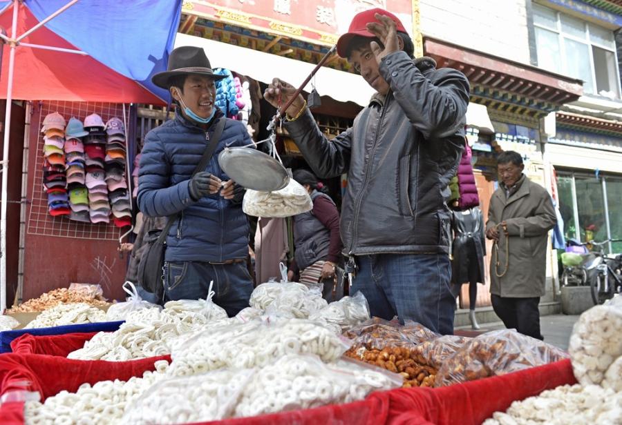 Photo taken on Feb. 21, 2017 shows that citizens are purchasing goods for use during the Tibetan New Year in the special purchases market. [Photo/China Tibet News]