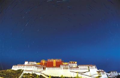 The night views in Lhasa are more charming at night. Many of them look like a picture hanging in the sky created by God. Lhasa night strolls are worthy a try, because there are lovely and wonderful night views here. The night in Lhasa is the most beautiful night that one can ever experience.