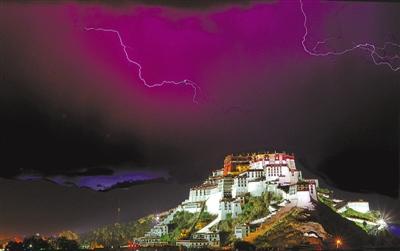 When visiting the Potala Palace you will always find it beauty in different times. The Potala Palace outdoor scene is charming under the lighting system. During special times, the lighting system and music fountain add livingness to the Potala Palace.