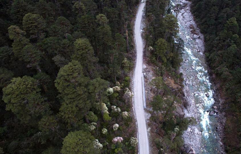 On Oct. 31, 2017, Metog Highway of Tibet linking Medog with its neighboring Bome County officially opened to traffic, which marks the end of the history that there is still counties without highway in China. The overall length of Metog Highway is 117.3 kilometers. Photo shows the bird’s eye view of Metog Highway in southwest China’s Tibet Autonomous Region, March 29, 2017.