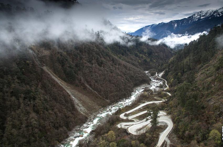 On Oct. 31, 2017, Metog Highway of Tibet linking Medog with its neighboring Bome County officially opened to traffic, which marks the end of the history that there is still counties without highway in China. The overall length of Metog Highway is 117.3 kilometers. Photo shows the bird’s eye view of Metog Highway in southwest China’s Tibet Autonomous Region, March 29, 2017.