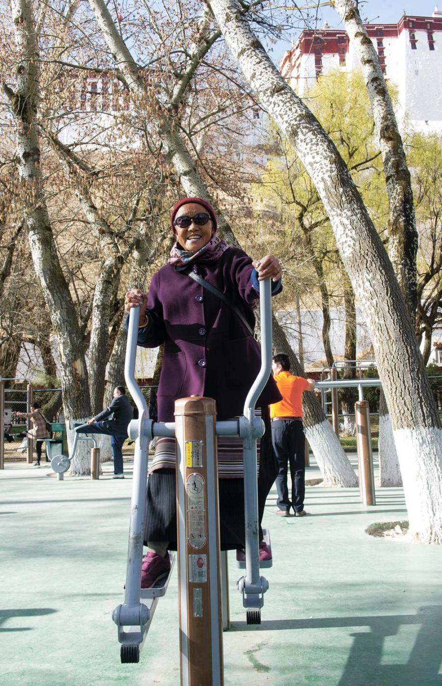 With spring rapidly approaching, signs of the natural world emerging from a winter slumber are spreading all over Dzongyab Lukhang Park. Photo shows the elderly woman is doing exercise at the Dzongyab Lukhang Park on a spring morning. [China Tibet News/Lu Wenming]