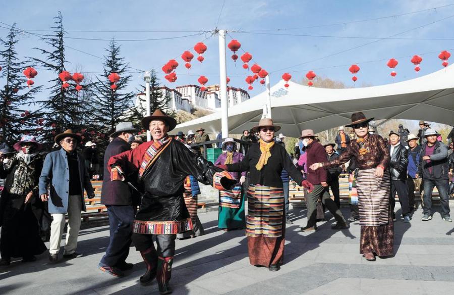 Photo shows the elderly are dancing Guozhuang to the beat of music at the Dzongyab Lukhang Park on a spring morning. [China Tibet News/Lu Wenming]