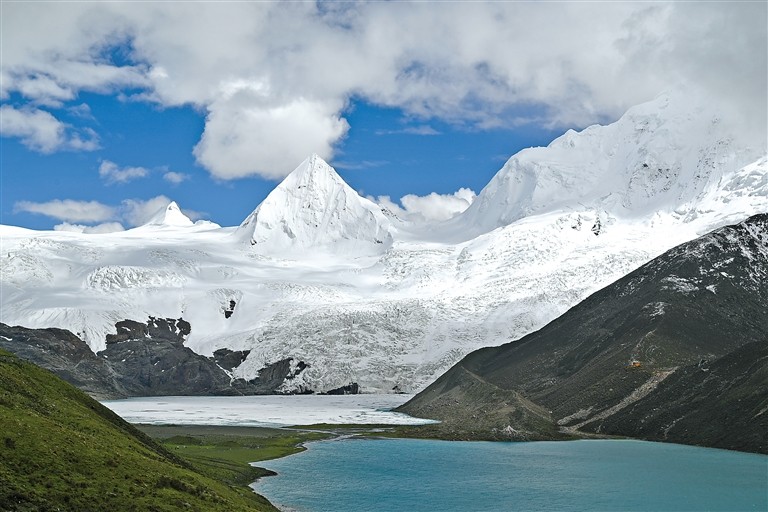 Photo shows the magnificentscenery of snow-capped Sapu Mountain. [China Tibet News/ Wang Yifei, Lhapa Drolma, Chodron]